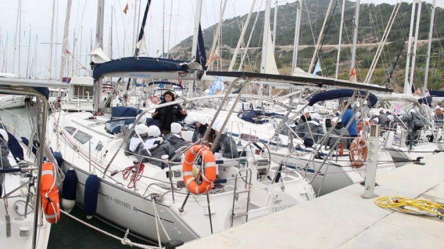 vela en el puerto